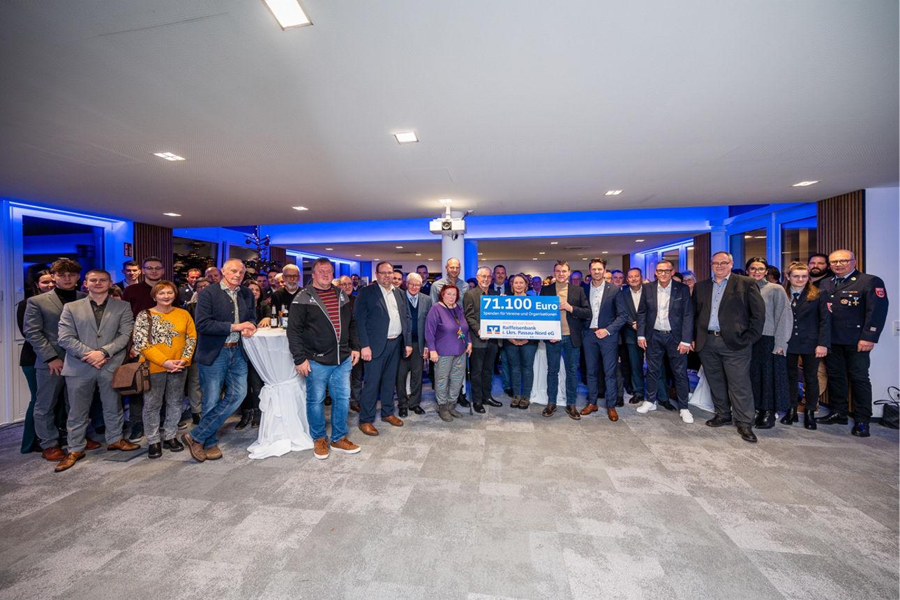 Gruppenfoto mit Spendenschein