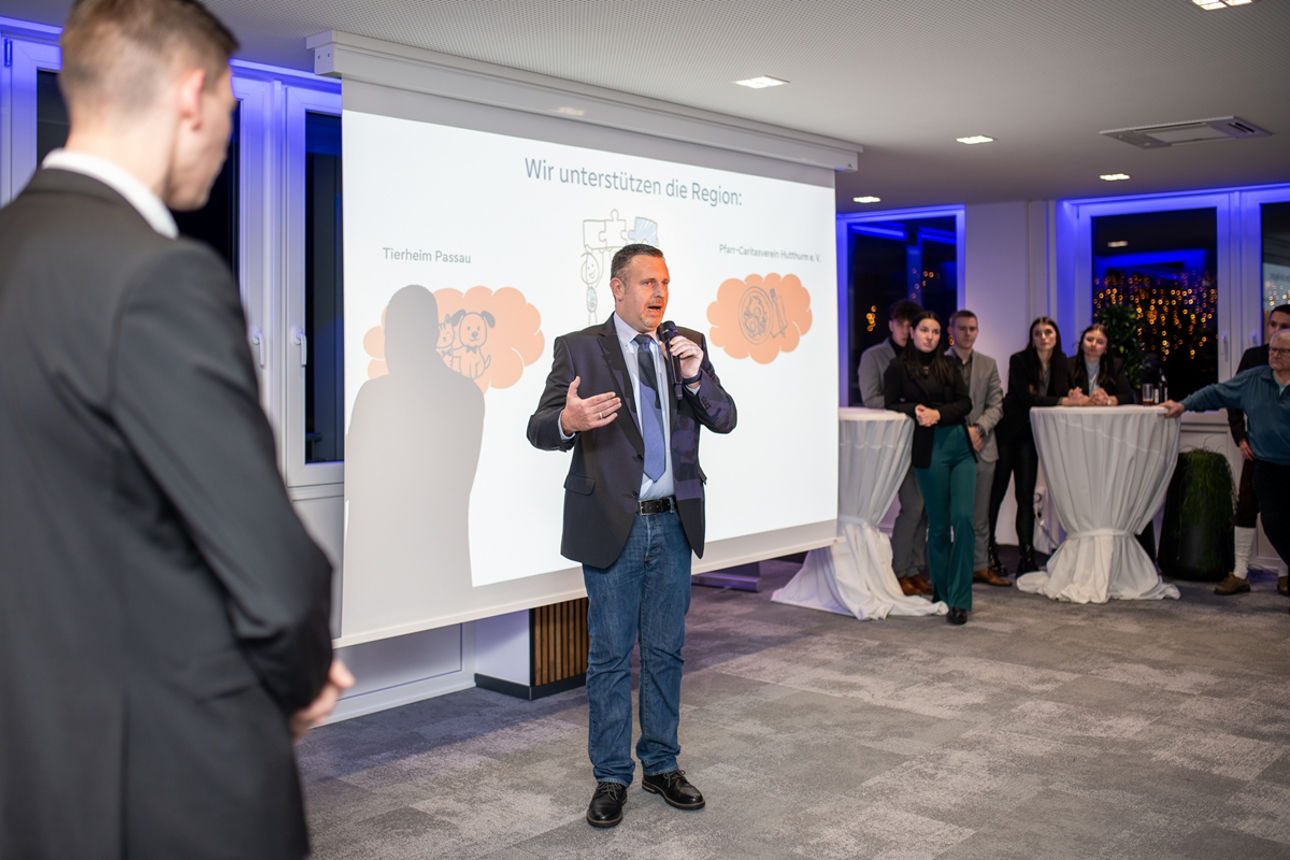 Mann präsentiert an einer Leinwand