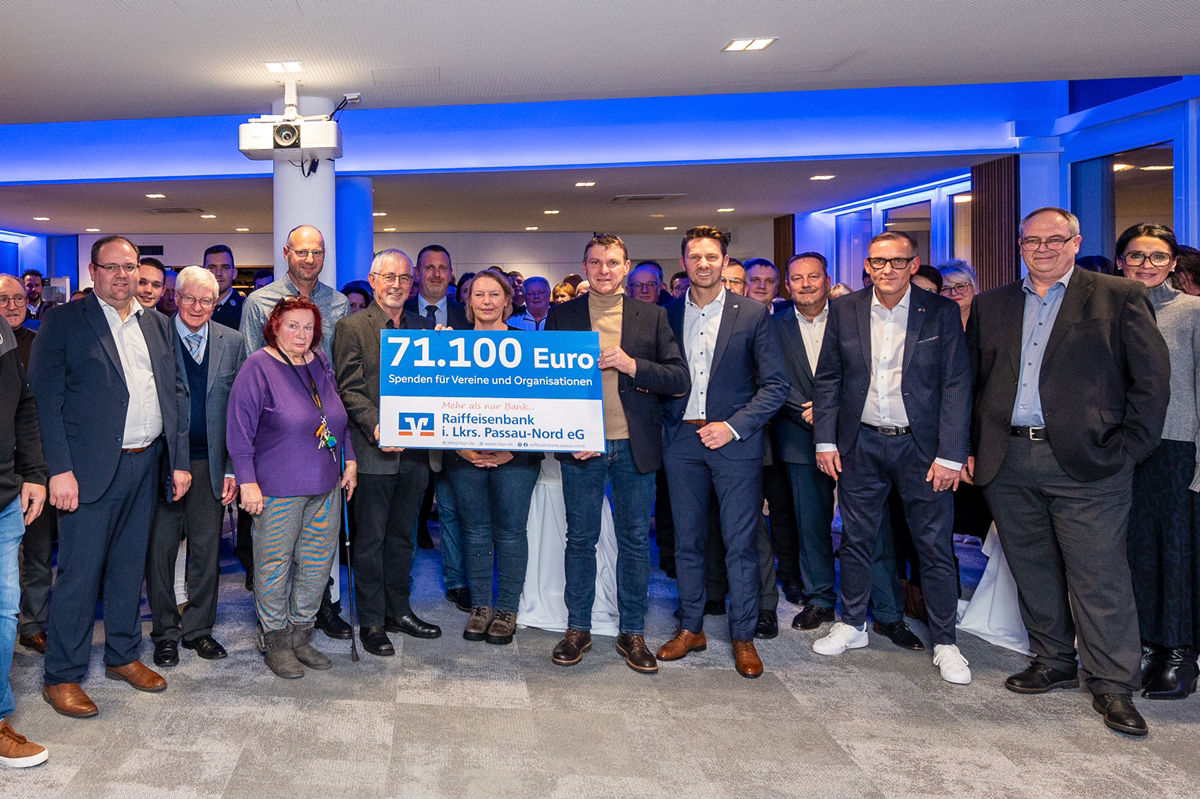 Ein Gruppenfoto mit dem Scheck über 71.100 Euro. 