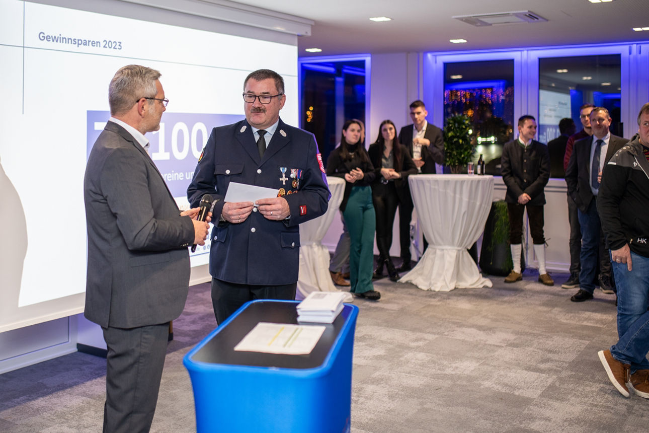 Zwei Männer stehen an einem Rednerpult