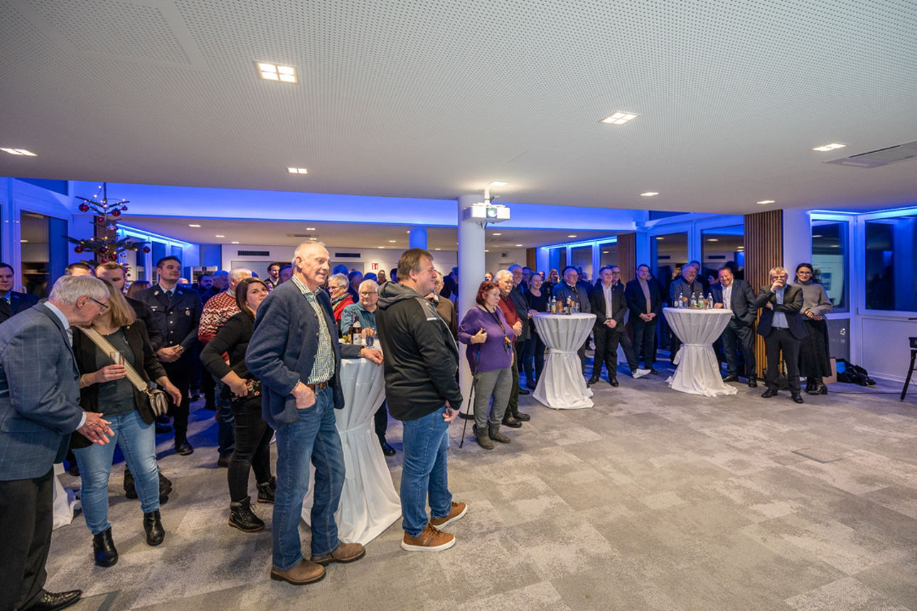 Menschen in einem Hörsaal an Stehtischen