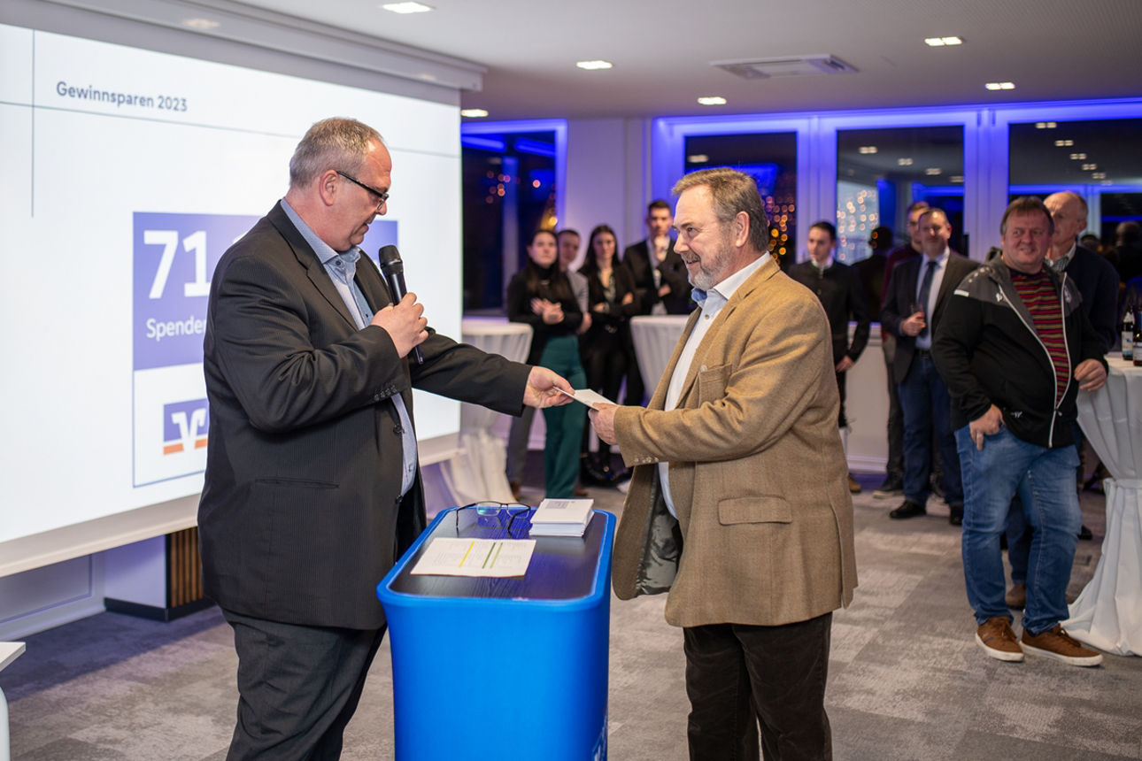 Zwei Männer stehen an einem Rednerpult