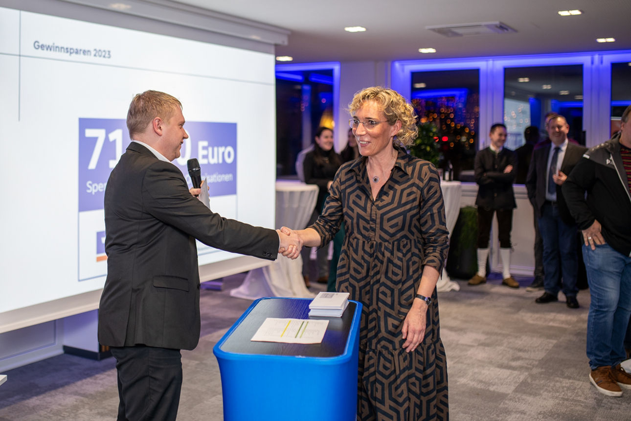 Frau und Mann an einem Rednerpult