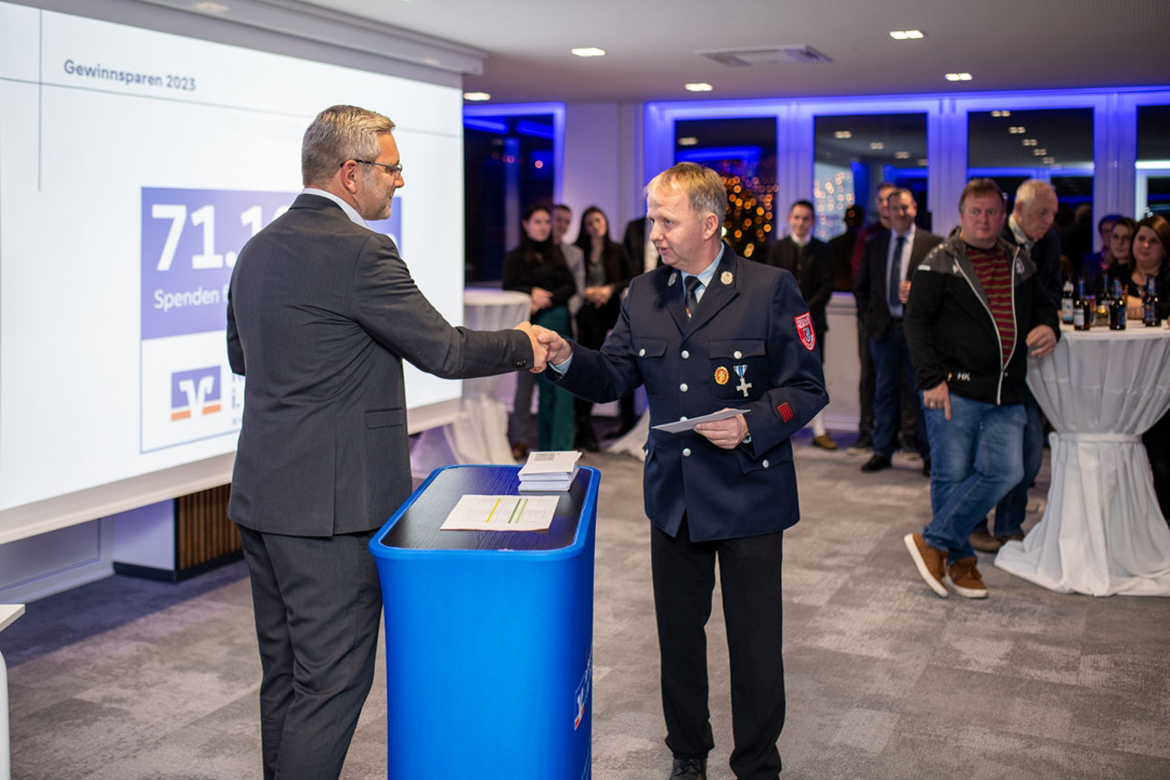 Zwei Männer stehen an einem Rednerpult