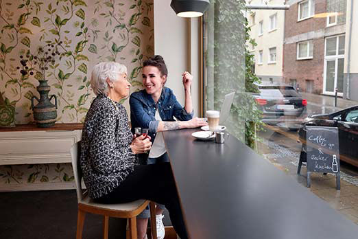 Zwei Frauen sitzen im Café und trinken Kaffee