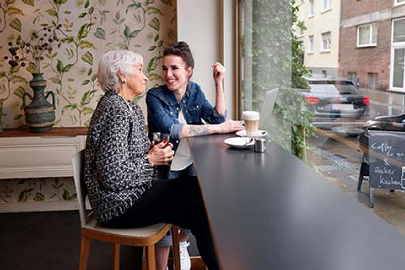 Zwei Frauen sitzen im Café und trinken Kaffee