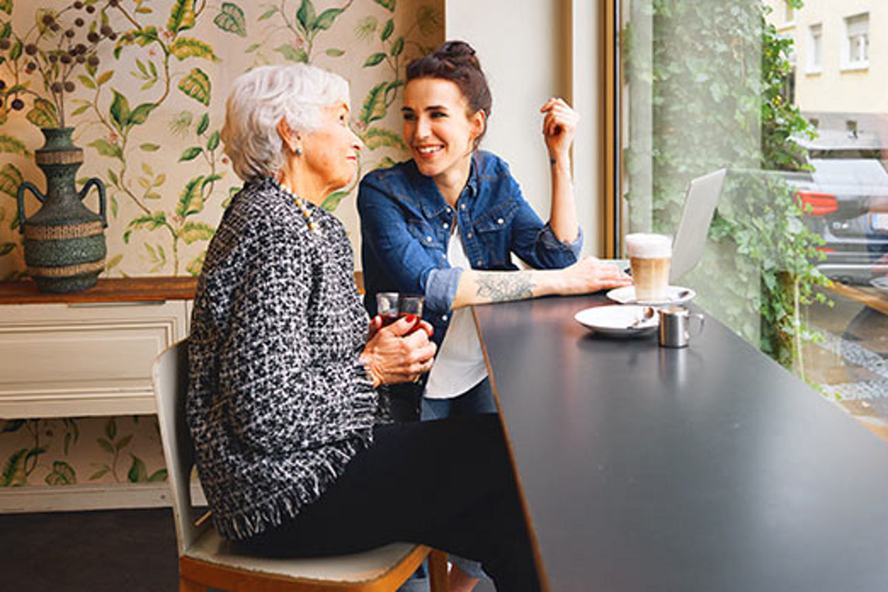 Zwei Frauen sitzen im Café und trinken Kaffee