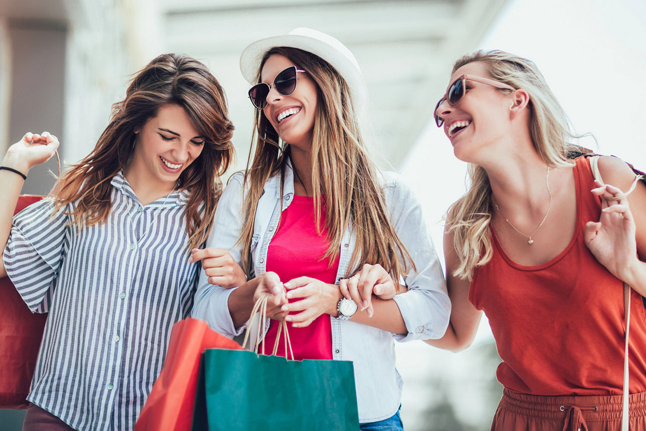 Drei Frauen mit Einkaufstüten.