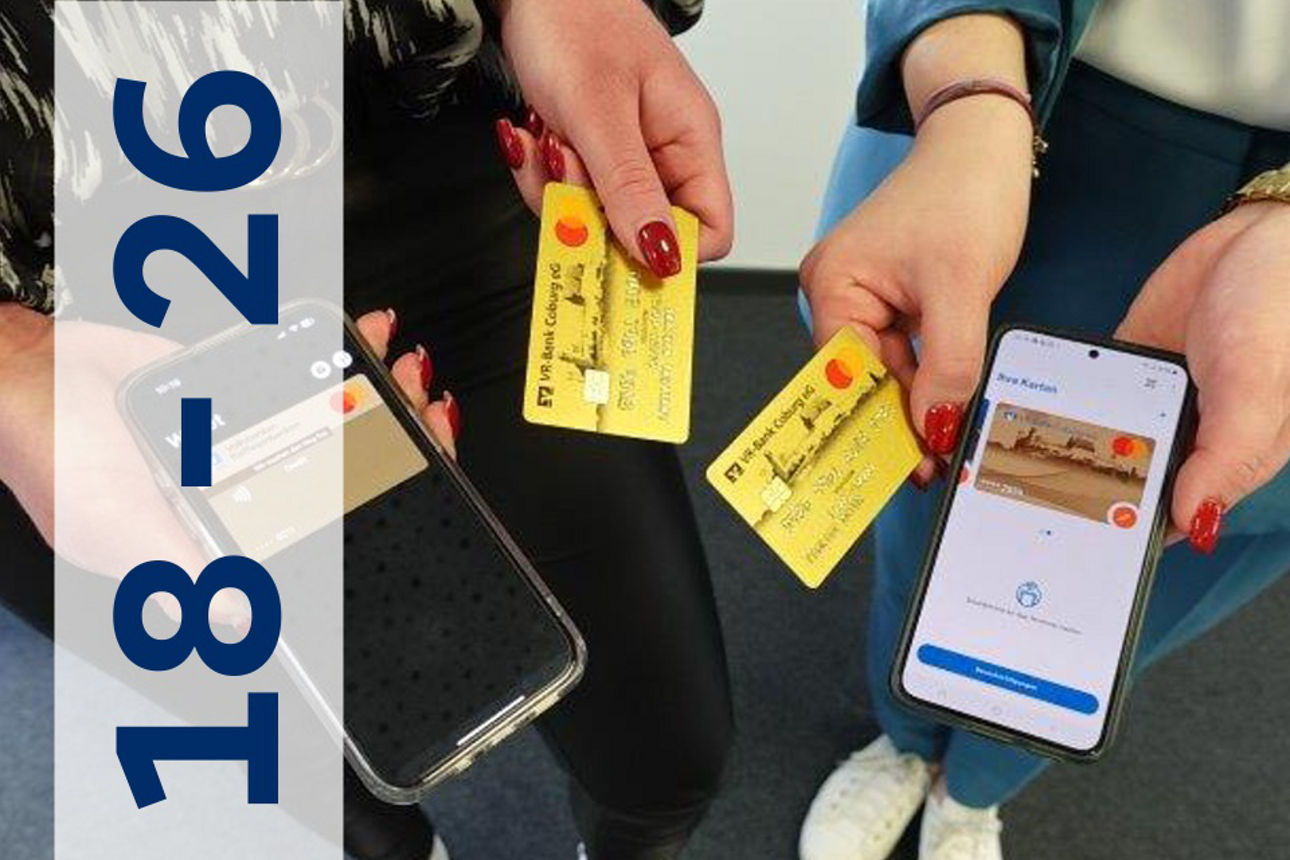 Junge Frauen zeigen Kreditkarten und Bezahlapps auf ihren Smartphones