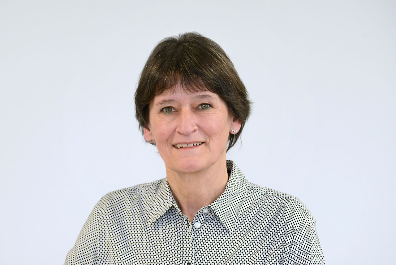 Vertriebsreferentin Claudia vom Stein vor grauem Hintergrund