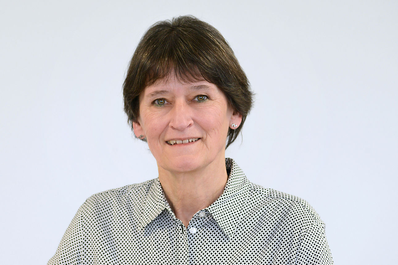 Vertriebsreferentin Claudia vom Stein vor grauem Hintergrund