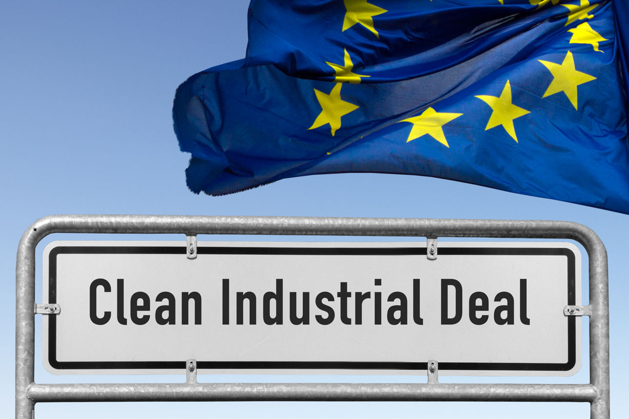 Clean Industrial Deal, Omnibus-Verfahren - Was bringen sie den Unternehmen? Ein Schild unter einer Europafahne mit der Aufschrift "Clean Industrial Deal"