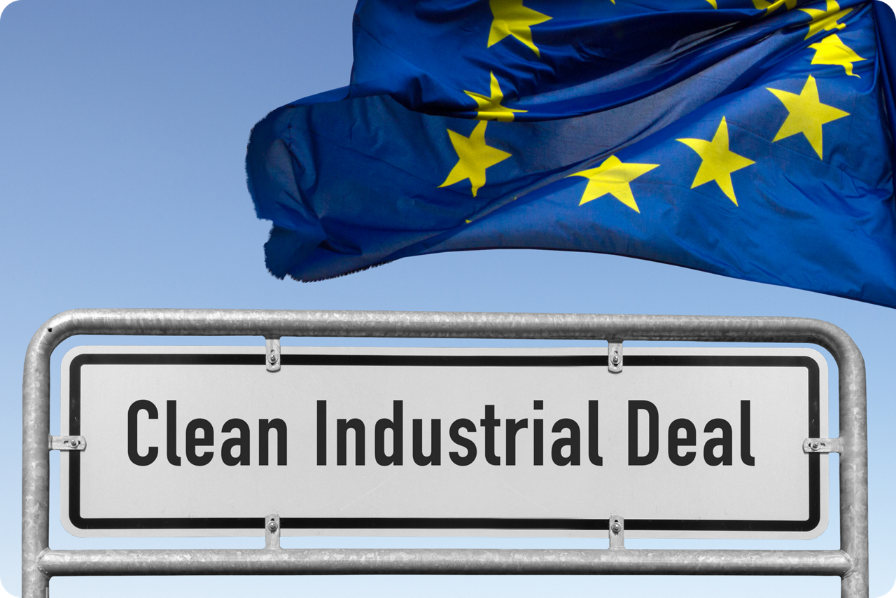 Ein Schild unter einer Europafahne mit der Aufschrift "Clean Industrial Deal"