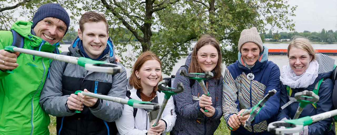 Gruppenfoto mit einer Müllzange