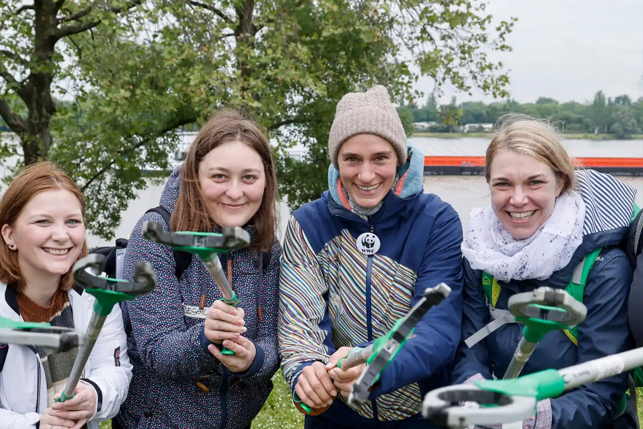 Gruppenfoto mit einer Müllzange