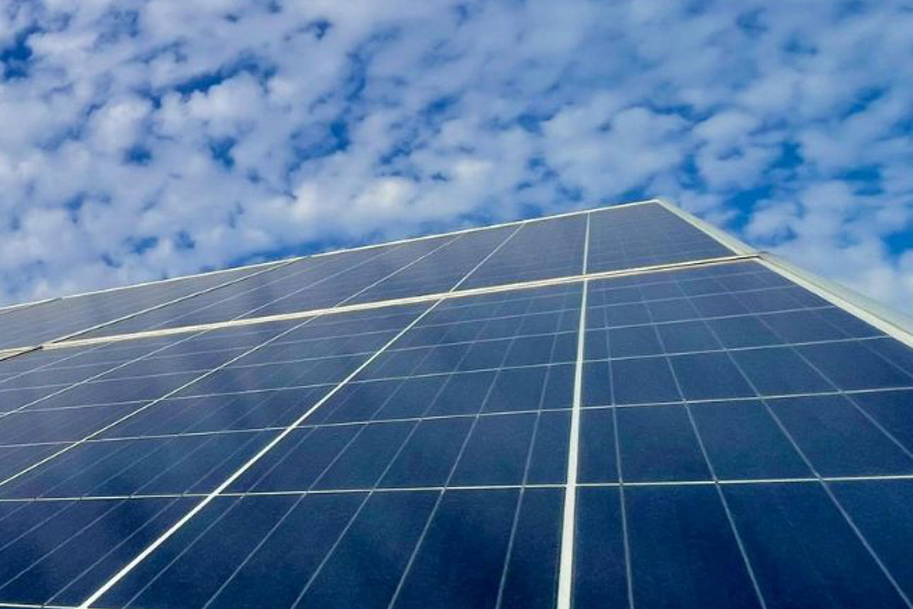 Photovoltaikanlage auf dem Dach mit Himmel und Wolken im Hintergrund