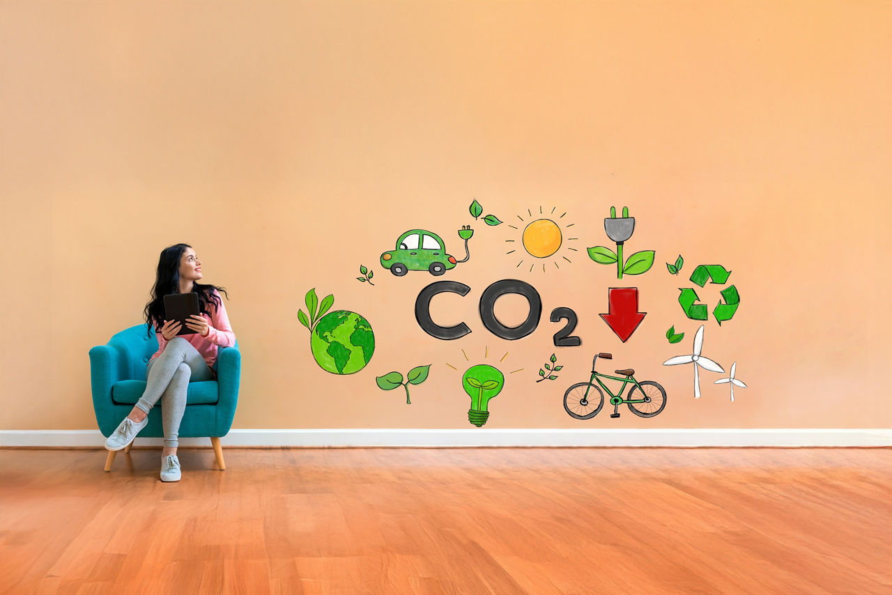 Kundin ermittelt im Online-Banking mit dem CO2Check CO2-Fußabdruck Rechner ihren persönlichen CO2-Fußabdruck