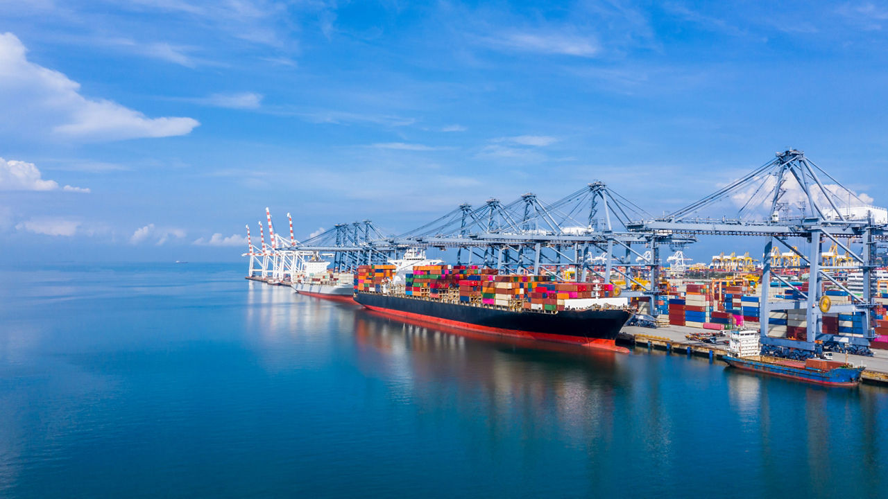 Containerschiff am Hafen