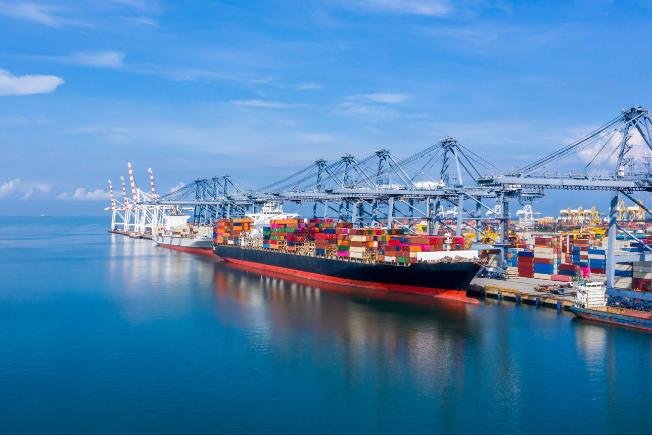 Containerschiff am Hafen