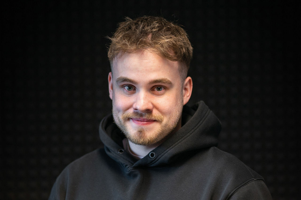 Portrait von Sascha Braun vor einer schwarzen Wand