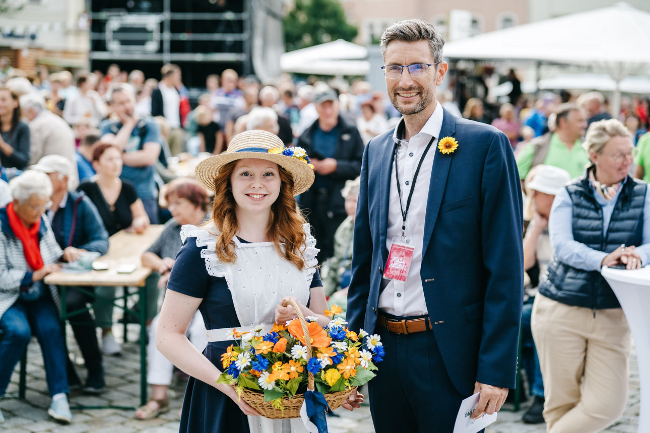 Oberbürgermeister Ronald Kretzschmar mit dem Sebnitzer Blumenmädchen Leonie