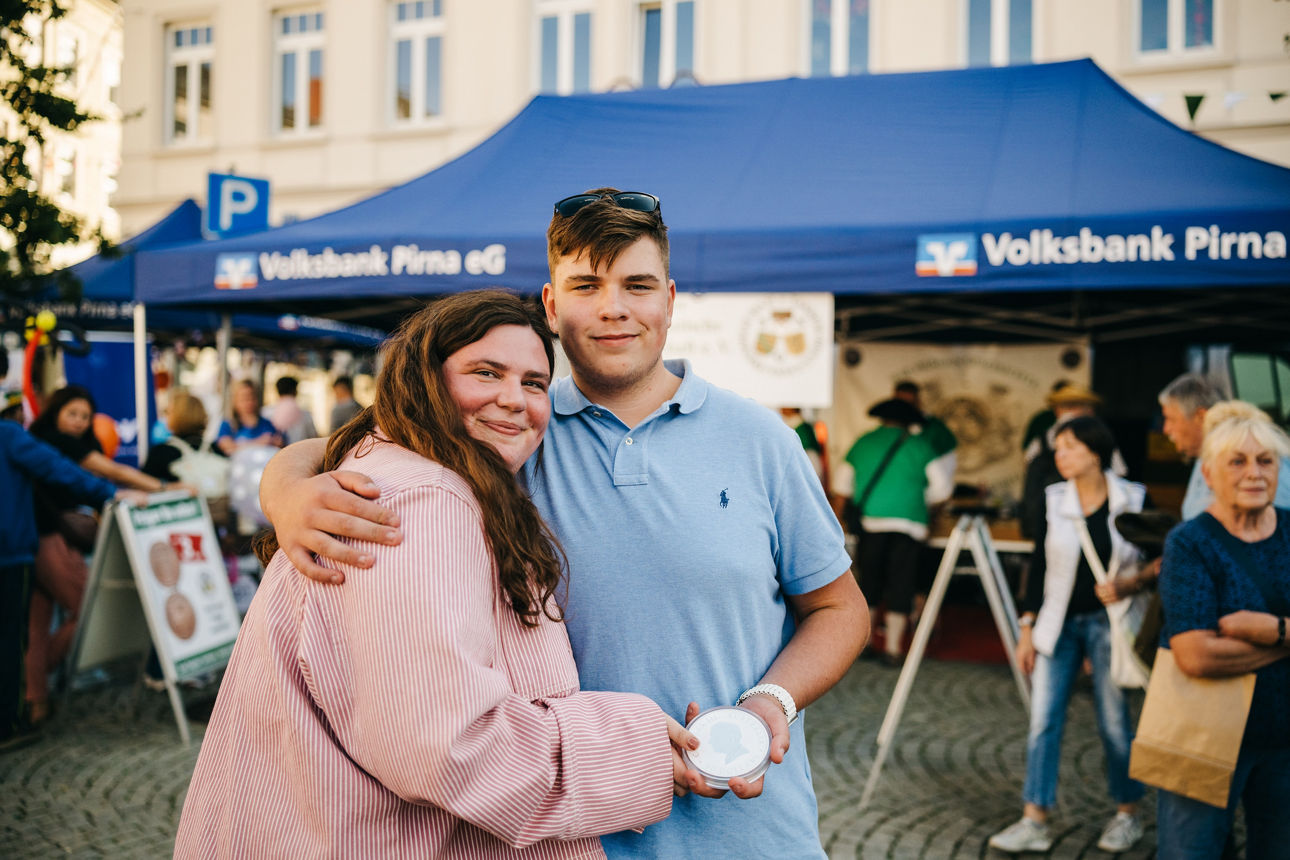 Glückliche Gewinnerin Luisa Drosdek mit ihrer 1 kg Silbermünze