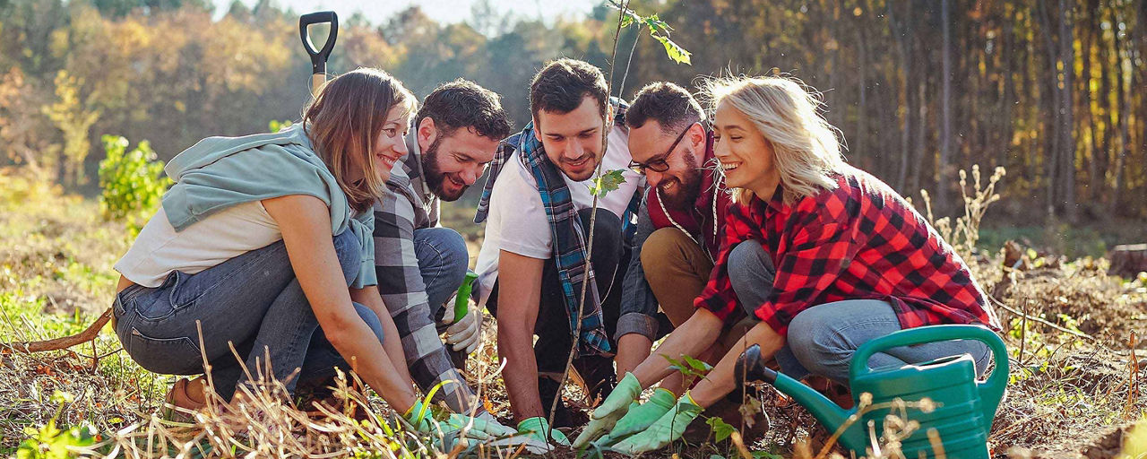Gruppe erledigt gemeinsam Gartenarbeiten