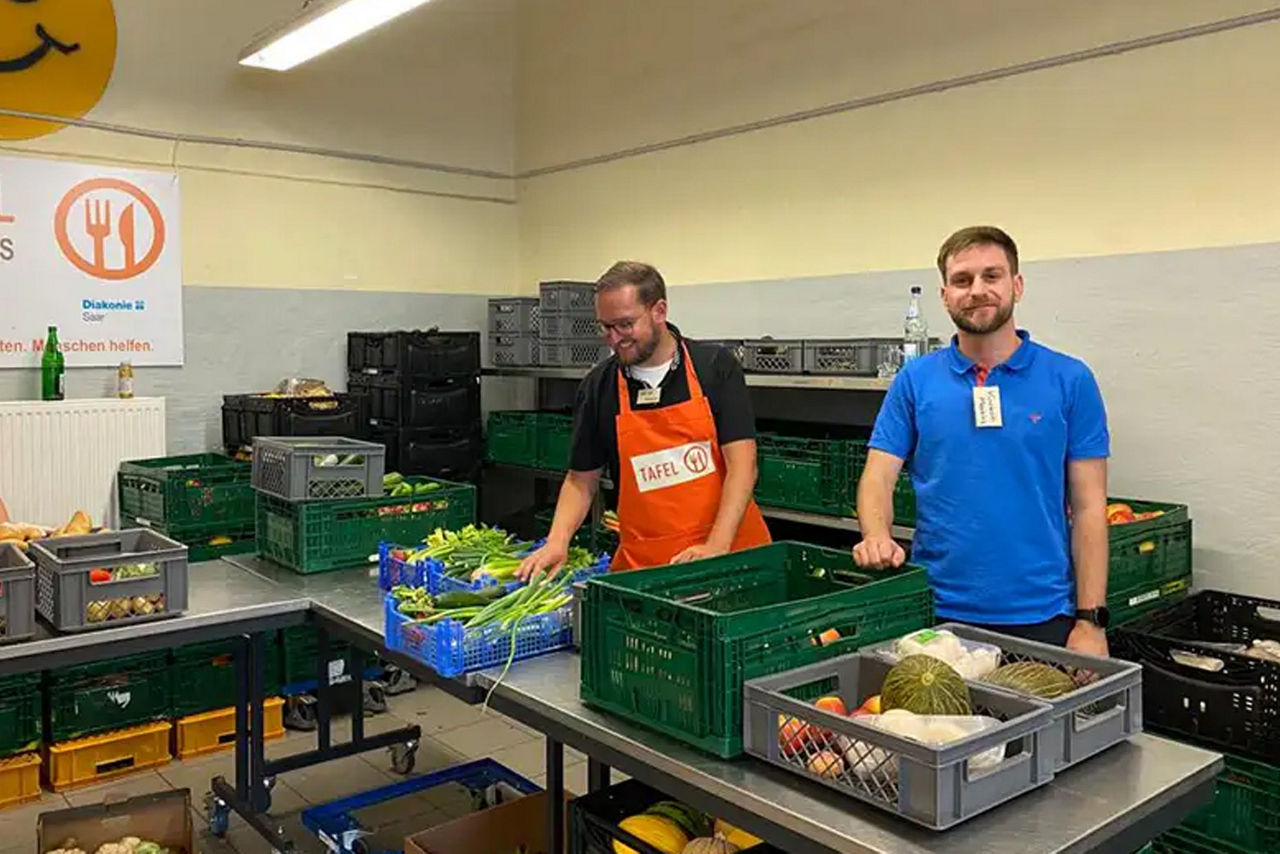 Sparda Mitarbeiter in der Küche am Helfen