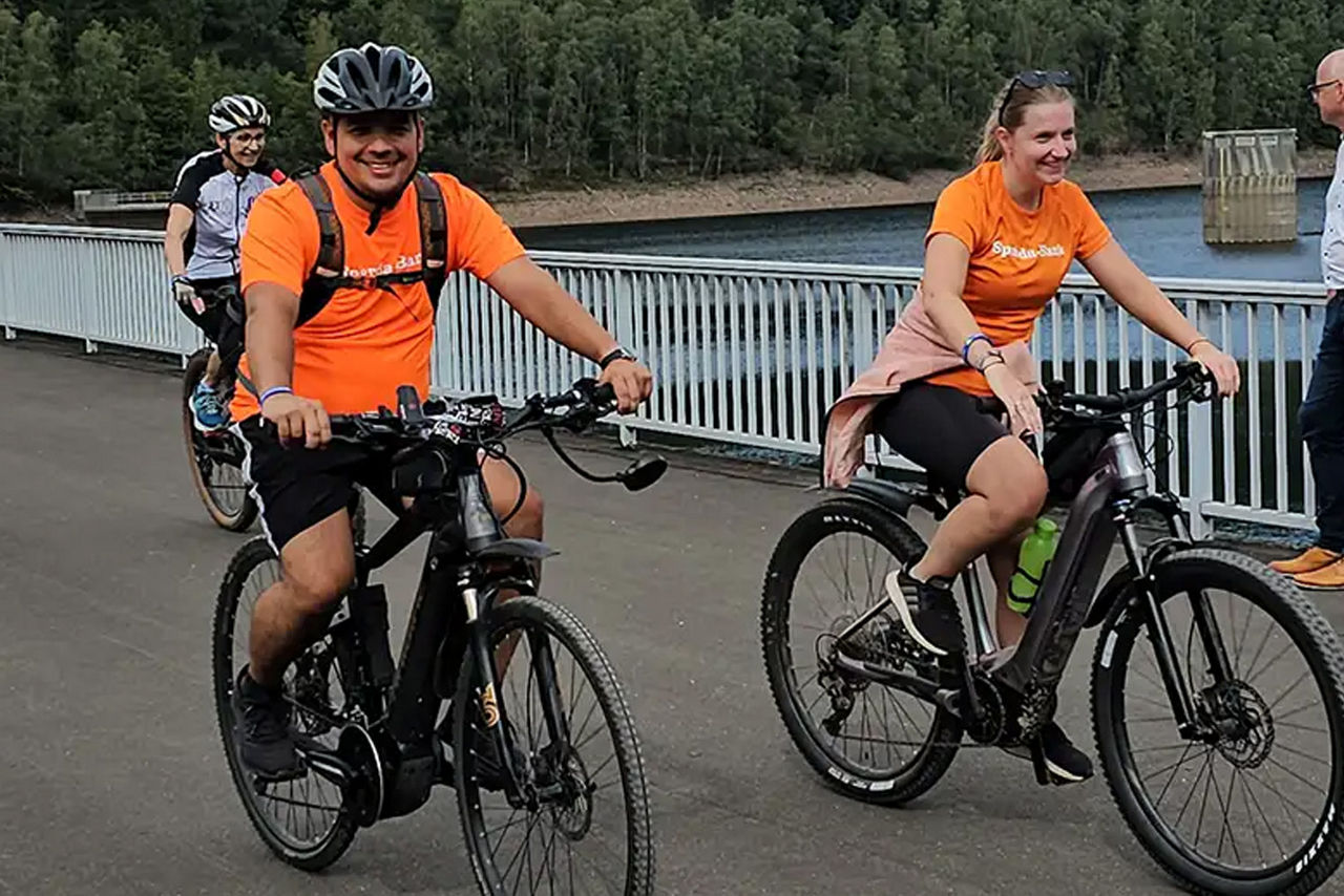 Fahrradfahrer auf einer Brücke