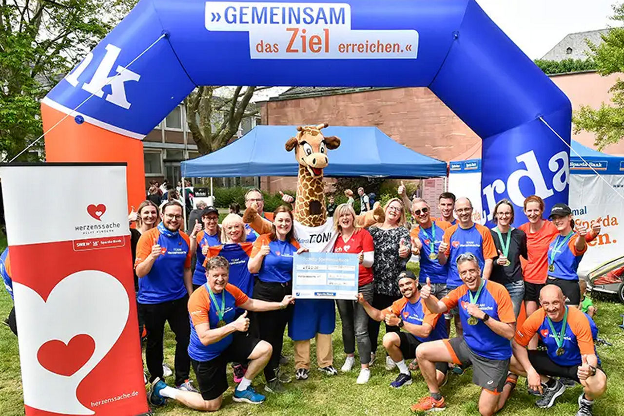 Gruppenbild beim Marathon vor einem Aufblastor