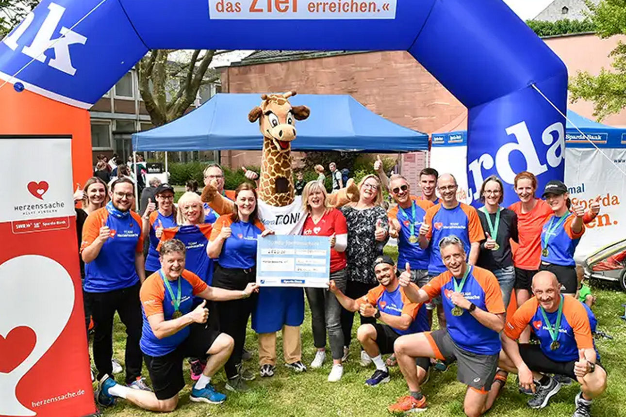 Gruppenbild beim Marathon vor einem Aufblastor