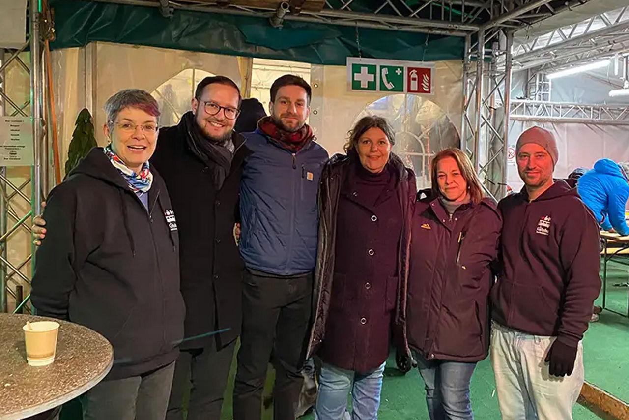 Gruppenbild in einem Zelt