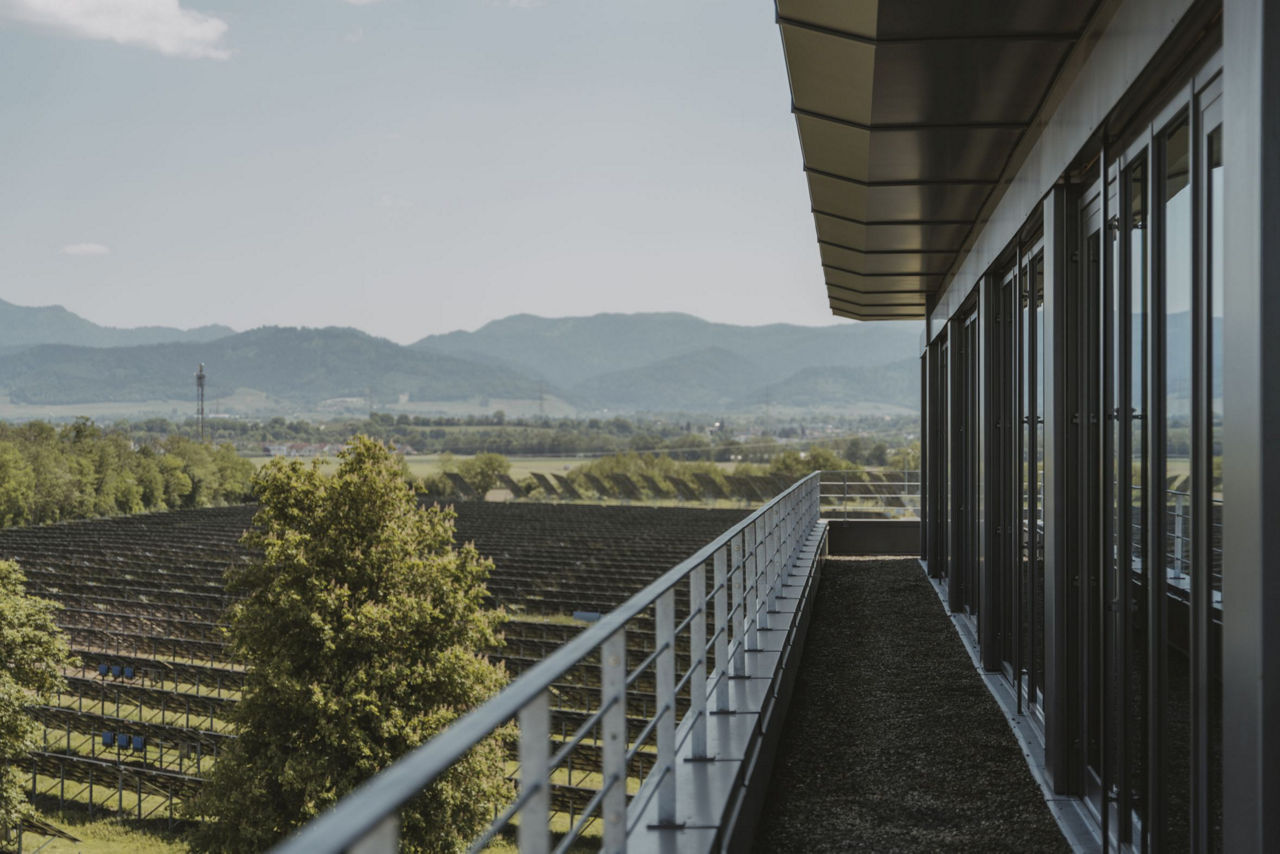 Ausblick vom WerteHaus der Volksbank Breisgau-Markgräflerland eG auf den Schwarzwald.