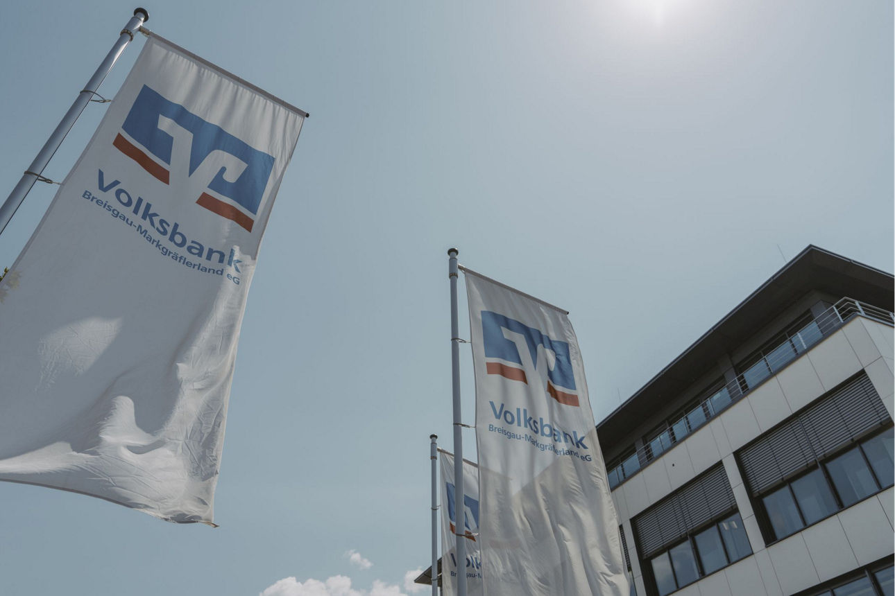 Wehende Fahnen vor dem WerteHaus der Volksbank Breisgau-Markgräflerland eG.