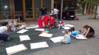 Leute die in einem Straßenkunst Workshop teilnehmen