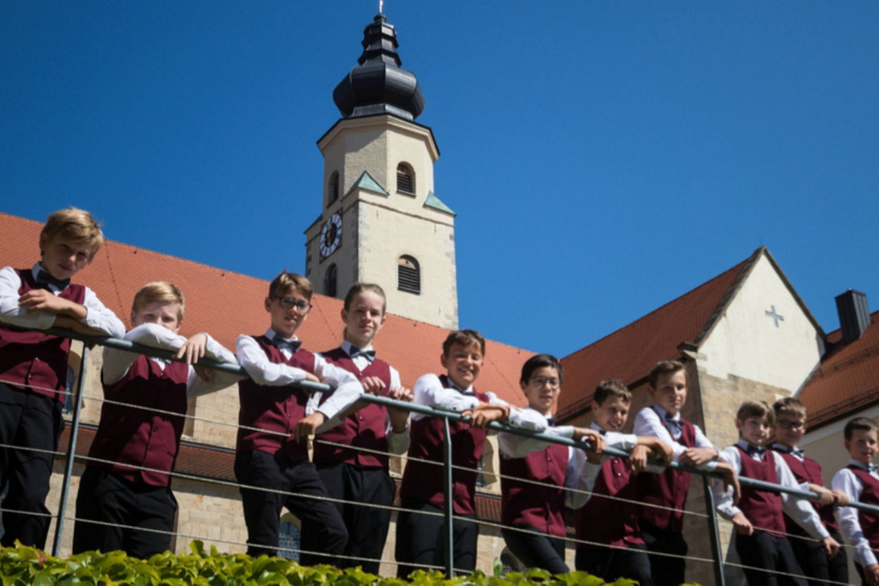 Junge Musizierende des Knabenchors des Fördervereins Capella Vocalis Reutlingen e.V. stehen an einem Geländer