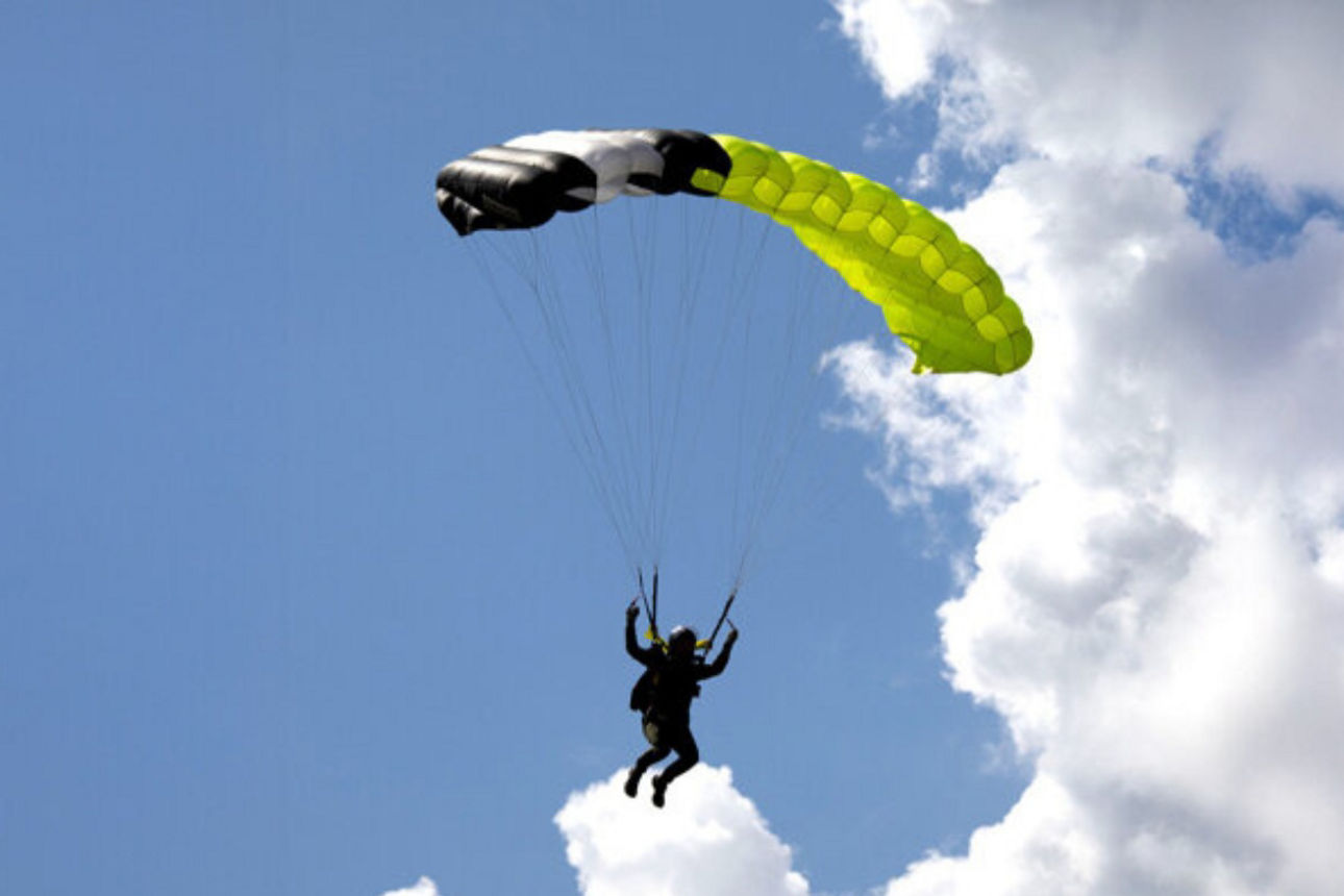 Springer am Himmel mit geöffnetem SFallschirm