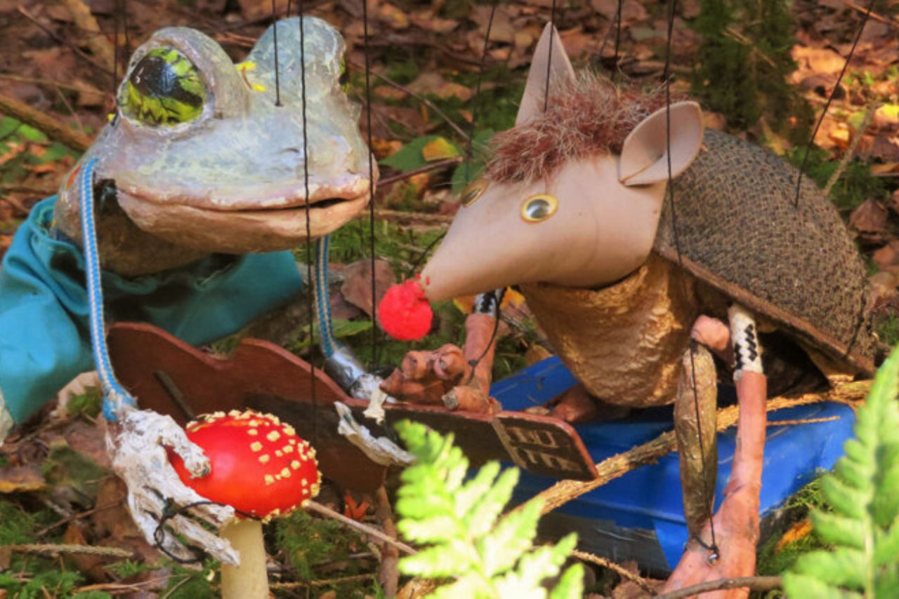 Zwei Figuren (Forsch und Maus) musizieren