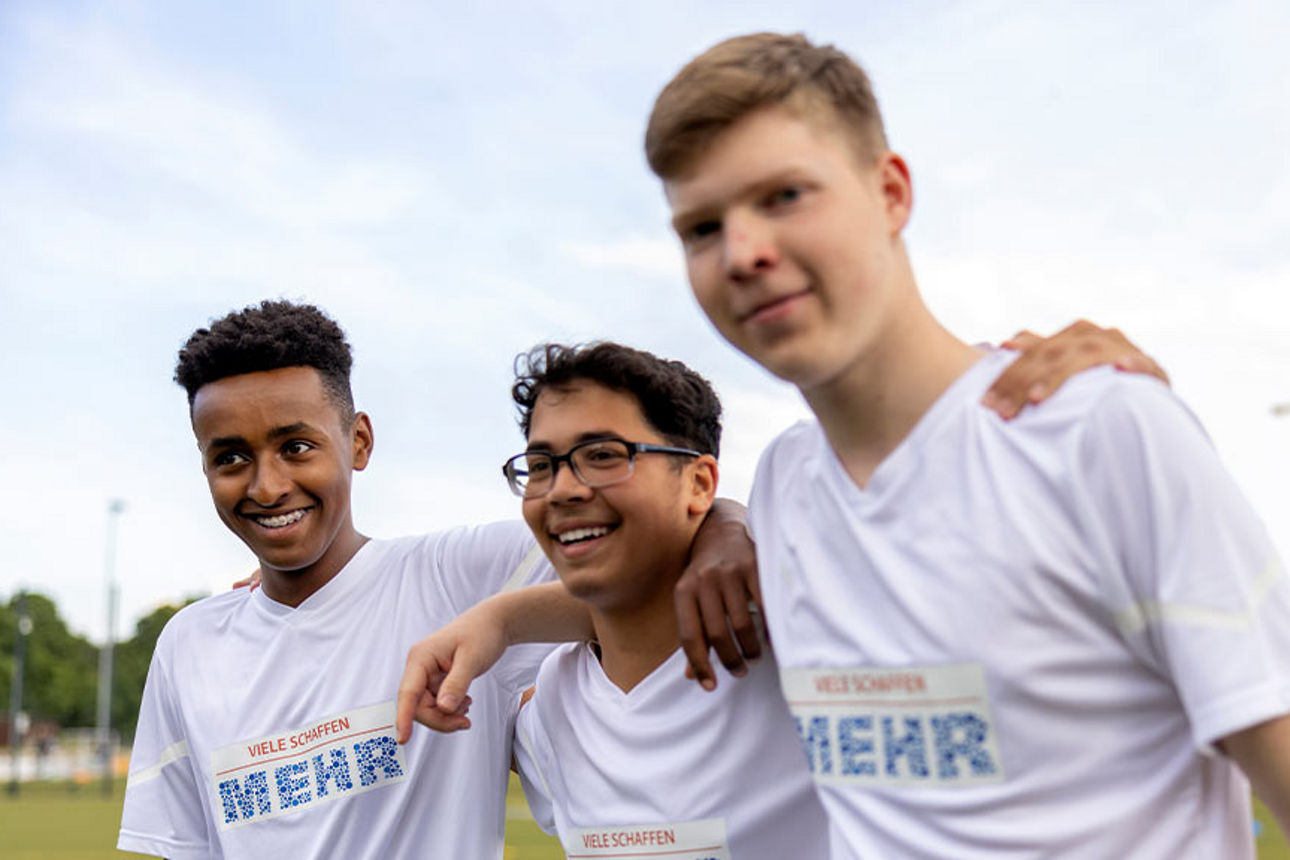 Drei Freunde auf dem Fußballplatz
