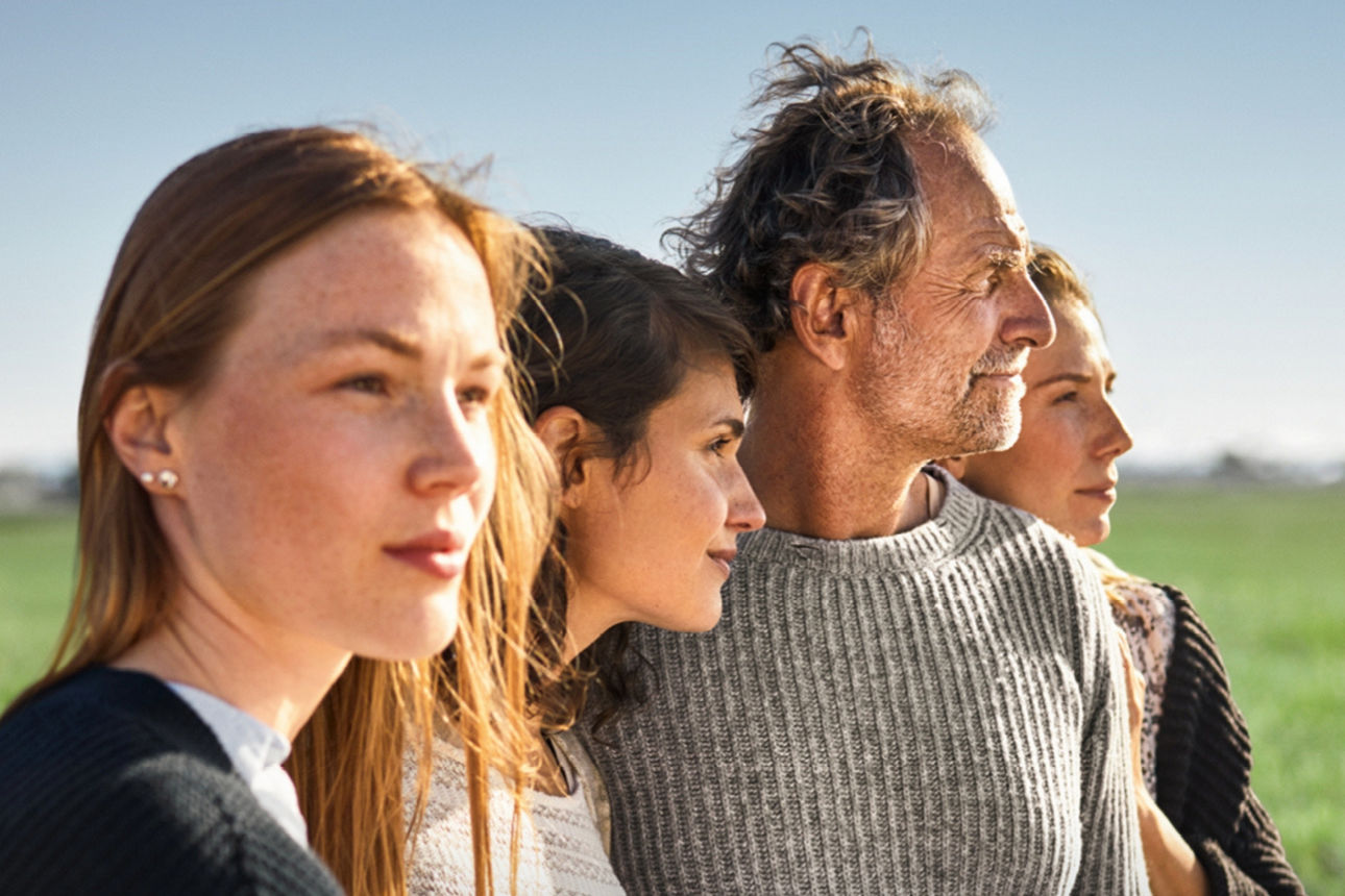Gruppe Menschen blickt in die Ferne.