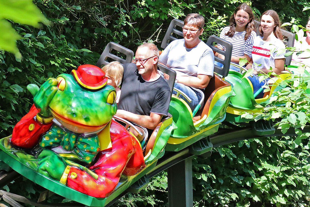Erwachsene und Kinder fahren mit Bahn