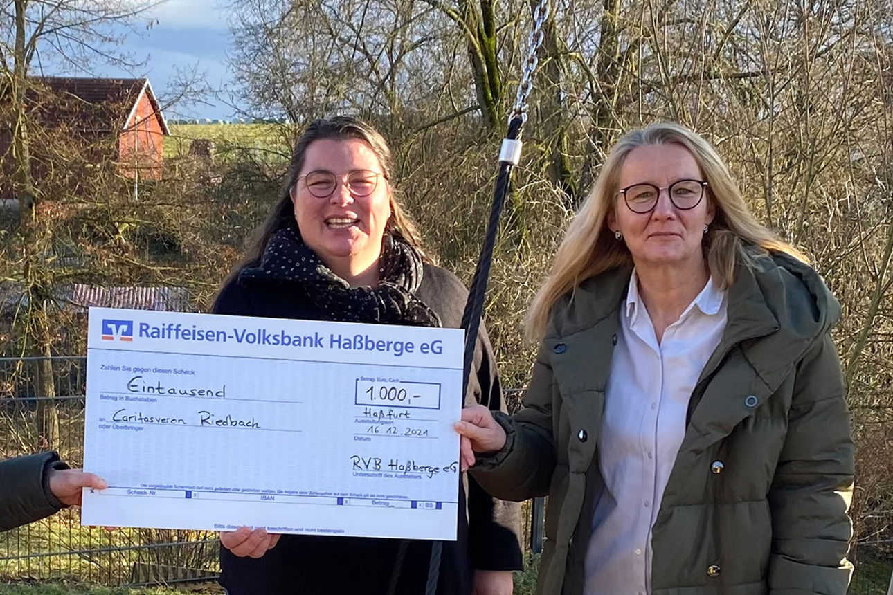 Wilma Dütsch von der Raiffeisen-Volksbank Haßberge eG übergibt den Spendenscheck an Julia Bulheller und Bianca Kaufmann