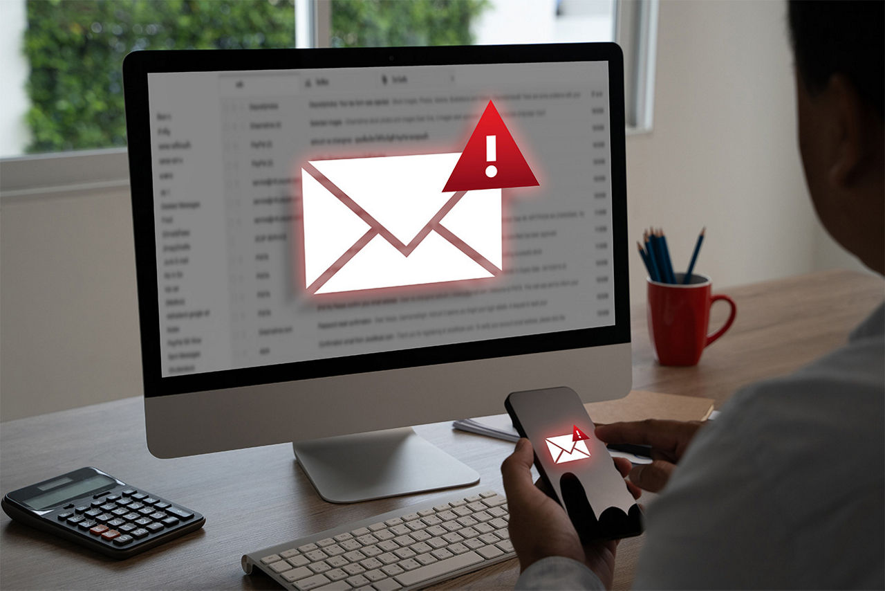 Monitor mit einer Mail und Achtungssymbol