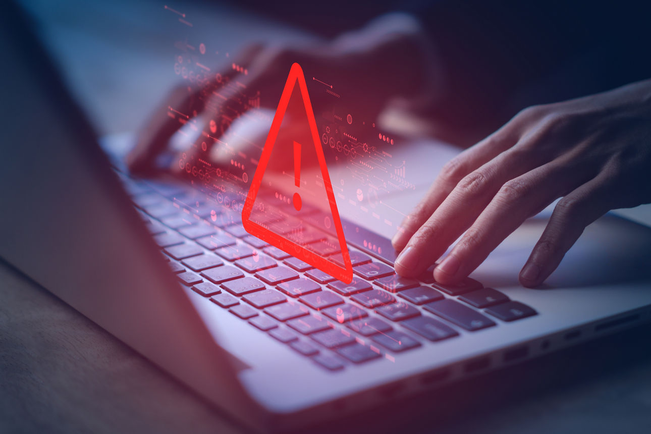 Laptop mit einem roten Ausrufezeichen