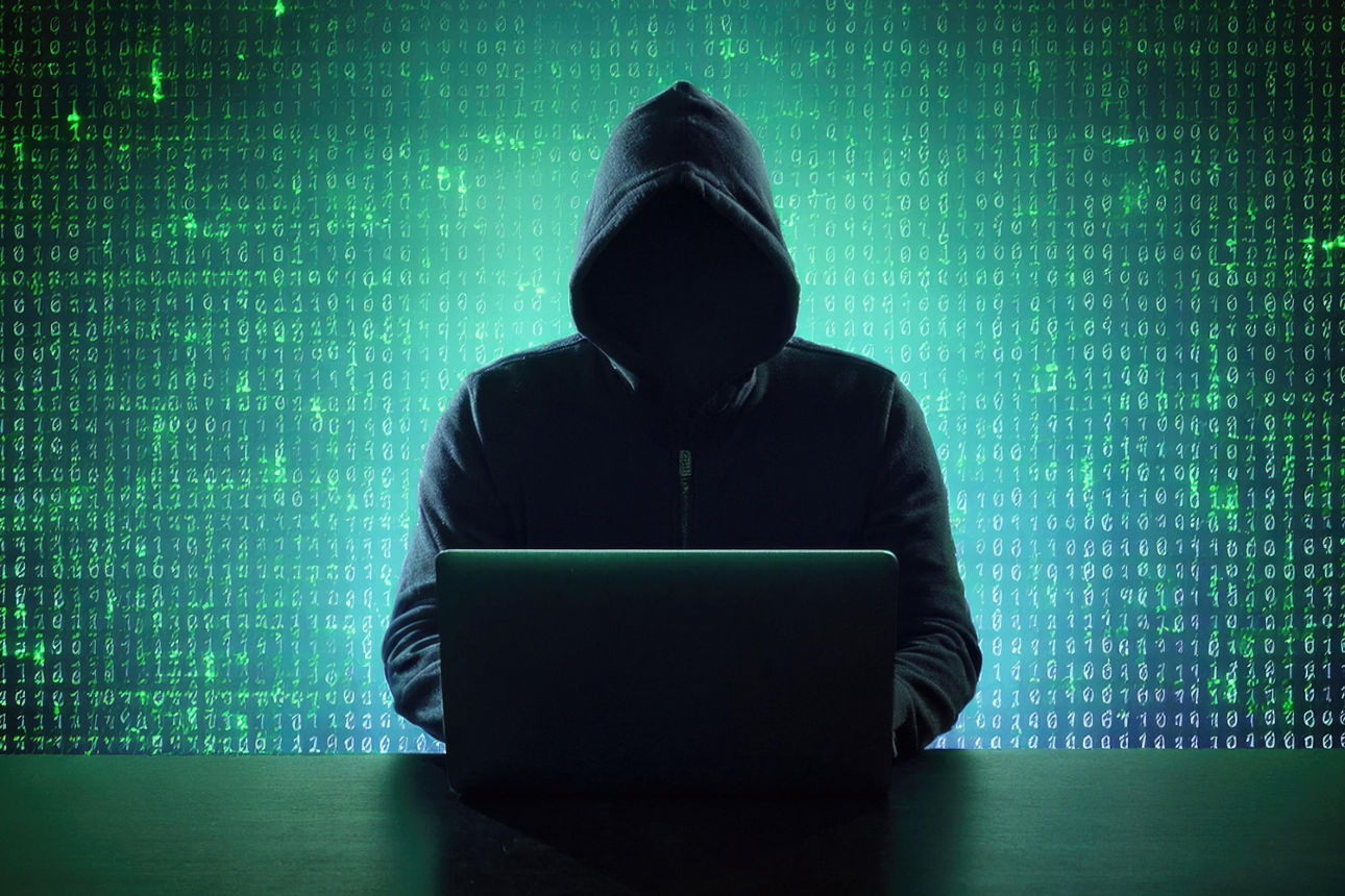 Hacker sitzt am Laptopp