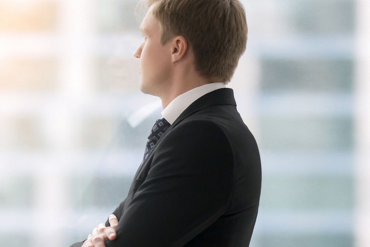 Geschäftsmann schaut aus dem Fenster