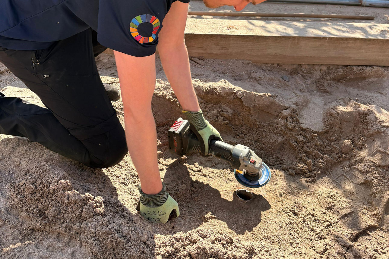 Mann schleift etwas in einem Sandkasten