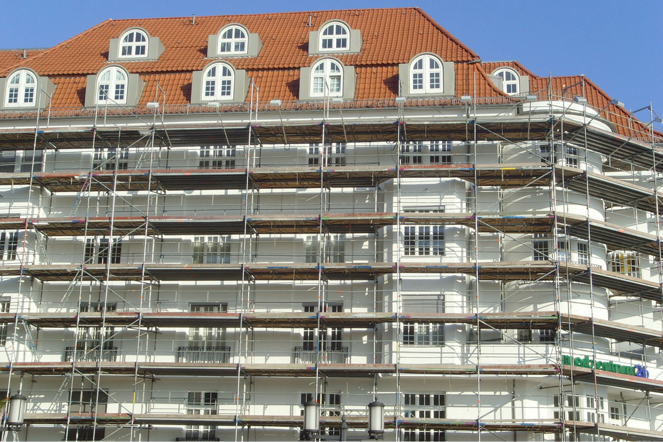 Damit es klappt mit den energetischen Sanierungen Eingerüstetes Haus