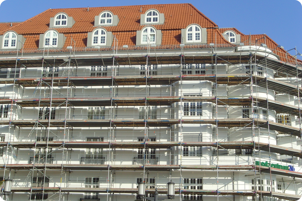 Eingerüstetes Haus