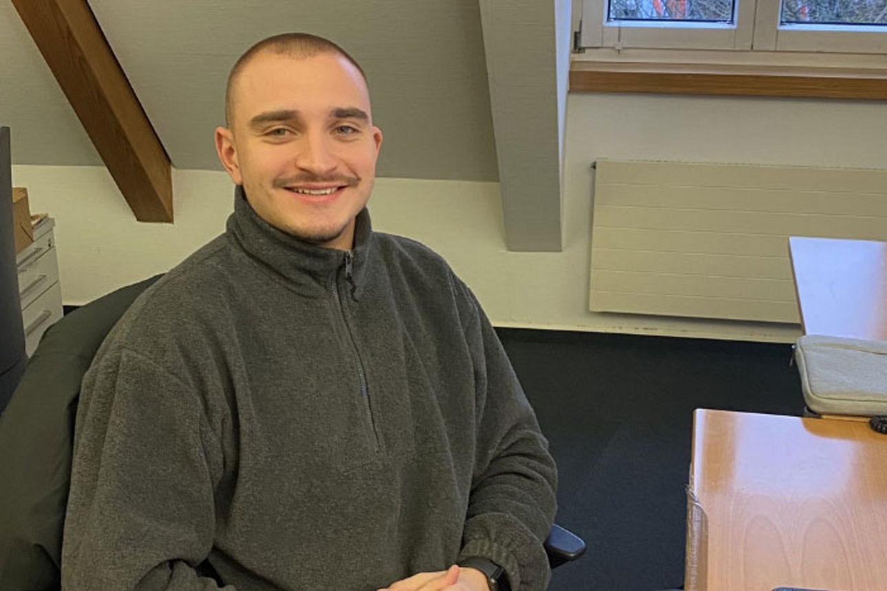 Bild von dualem Student David Alten am Schreibtisch im Büro